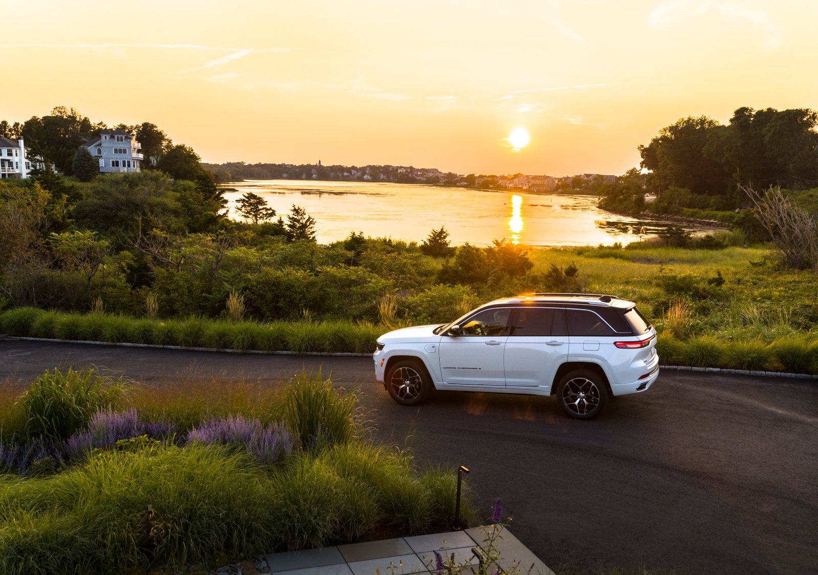 Jeep Recalls 1,394 Grand Cherokees Over a Side Airbag That May Fire Late